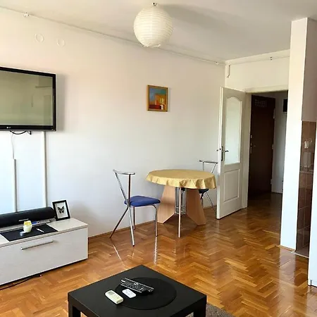 Stan Na Dan U Centru, Apartment Indija
